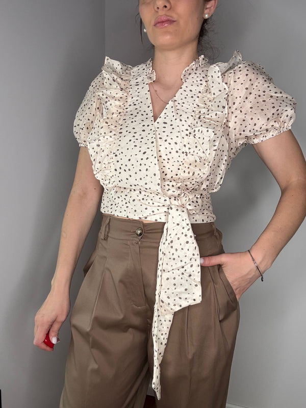 CAMICIA CROP CON FIOCCO BEIGE CON POIS MARRONI