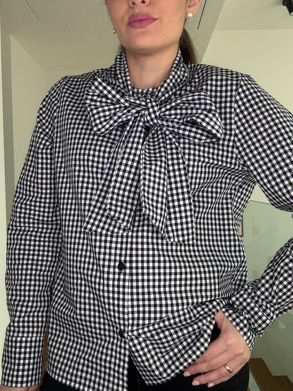 CAMICIA CON FIOCCO A QUADRETTINI BIANCO E NERO